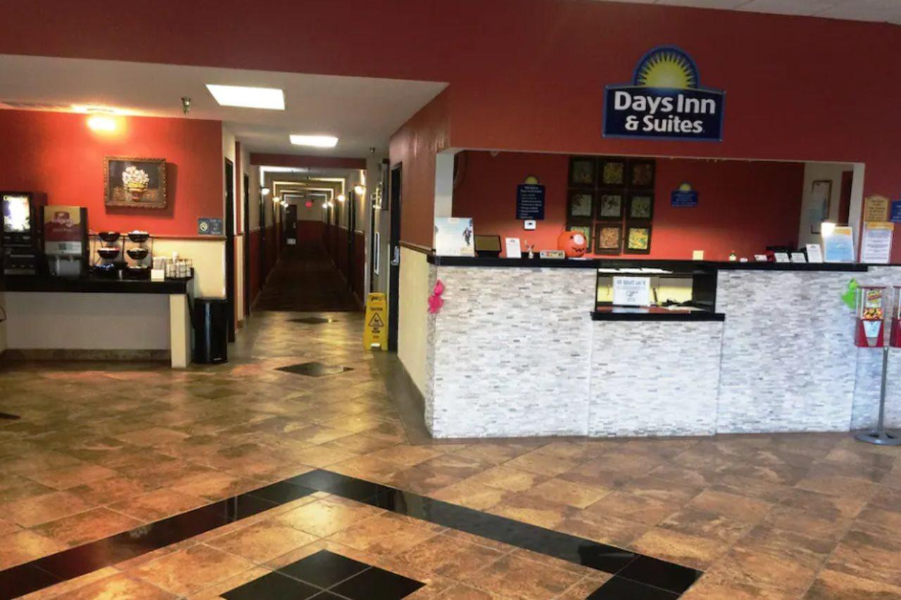 Days Inn & Suites By Wyndham Mt Pleasant Mount Pleasant Exteriér fotografie